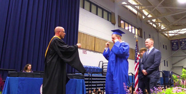 Η κίνηση αυτών των παιδιών για τον συμμαθητή τους που πάσχει από αυτισμό θα σας συγκινήσει (vid)