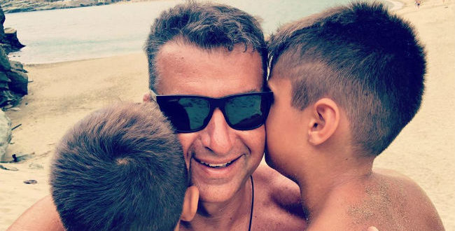 Φαίη Σκορδά – Γιώργος Λιάγκας | Κοινές διακοπές στην Τήνο μαζί με τους γιους τους