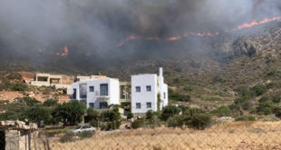Φωτιά Ελαφόνησος: Τρέχει προς τη θάλασσα ο κόσμος