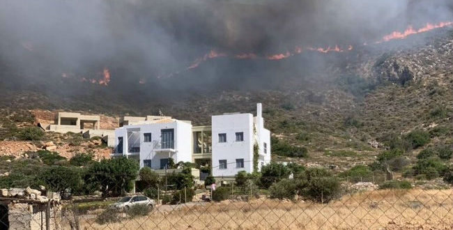 Φωτιά Ελαφόνησος: Τρέχει προς τη θάλασσα ο κόσμος