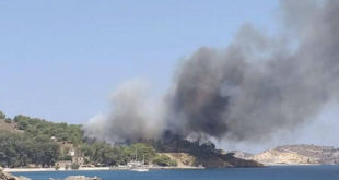 Μεγαλή πυργκαγιά στη Λέρο - Εγκλωβισμένοι άνθρωποι σε παραλία