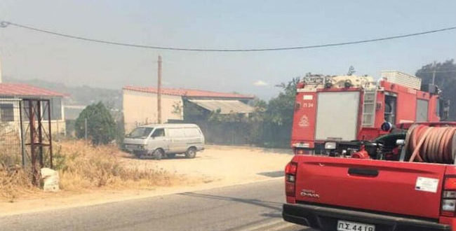 Σε εξέλιξη φωτιά στην Αρτέμιδα - Διακοπή της κυκλοφορίας