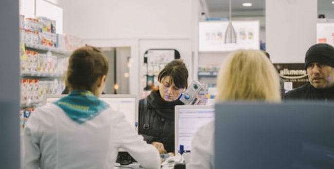 Τέλος οι ουρές για τα φάρμακα - Στο φαρμακείο της γειτονιάς θα τα στέλνει ο ΕΟΠΥΥ για τις σοβαρές ασθένειες