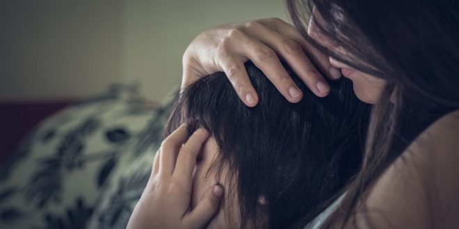 Οι «τότε γιατί έκανες παιδί;» αν τολμήσεις να πεις ότι βαριέσαι ή κουράστηκες