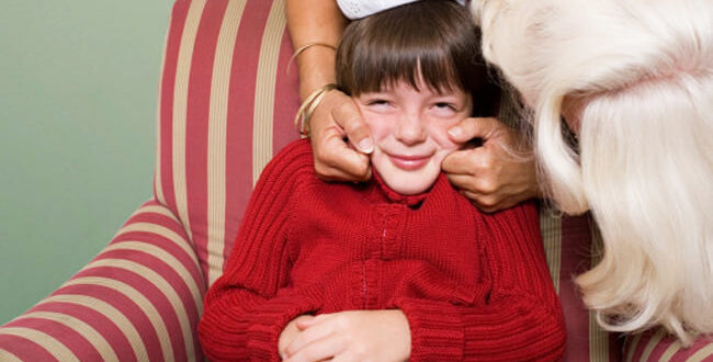 Τα παιδιά δε χρωστούν αγκαλιά με το ζόρι σε κανέναν. Ούτε τις γιορτές.