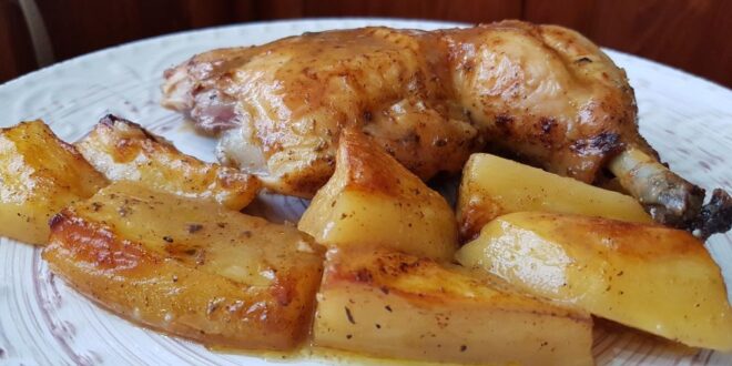 Κοτόπουλο με πατάτες στο φούρνο! Ζουμερό και τραγανό! [Βίντεο]